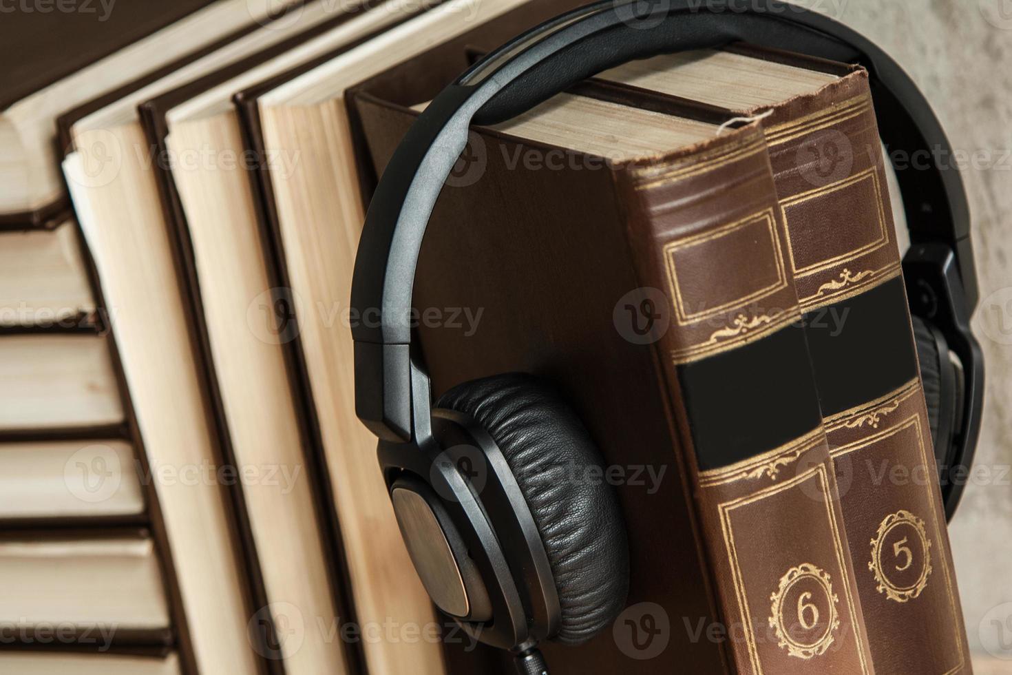 conceito de audiolivros com livros e fone de ouvido foto