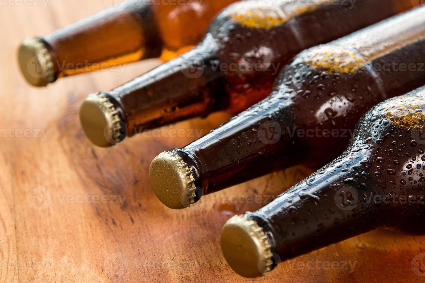 garrafas com cerveja gelada foto