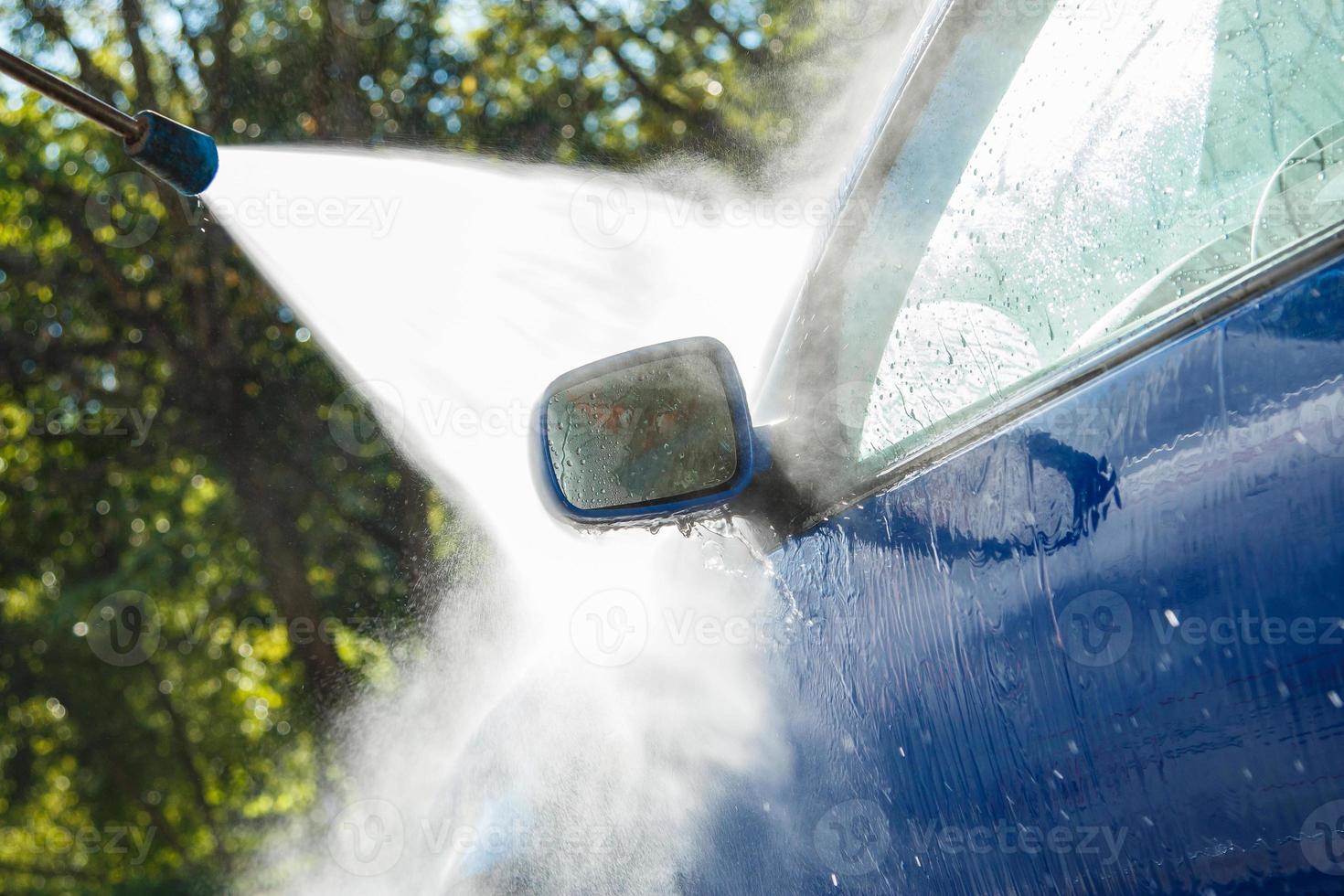 carro azul em uma lavagem de carro foto