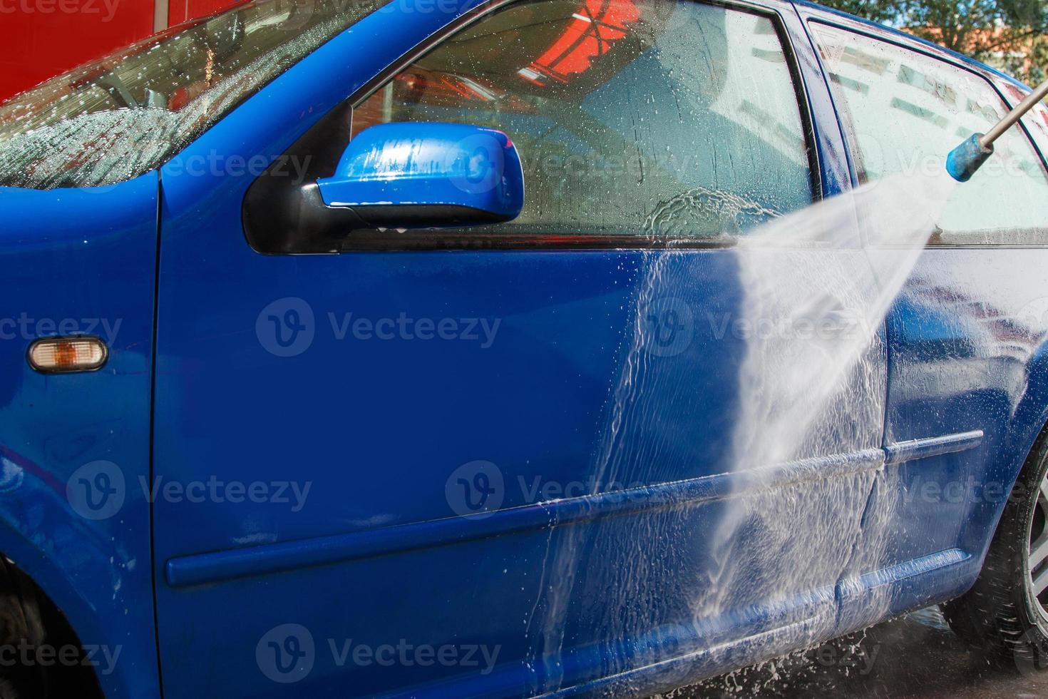 carro azul em uma lavagem de carro foto