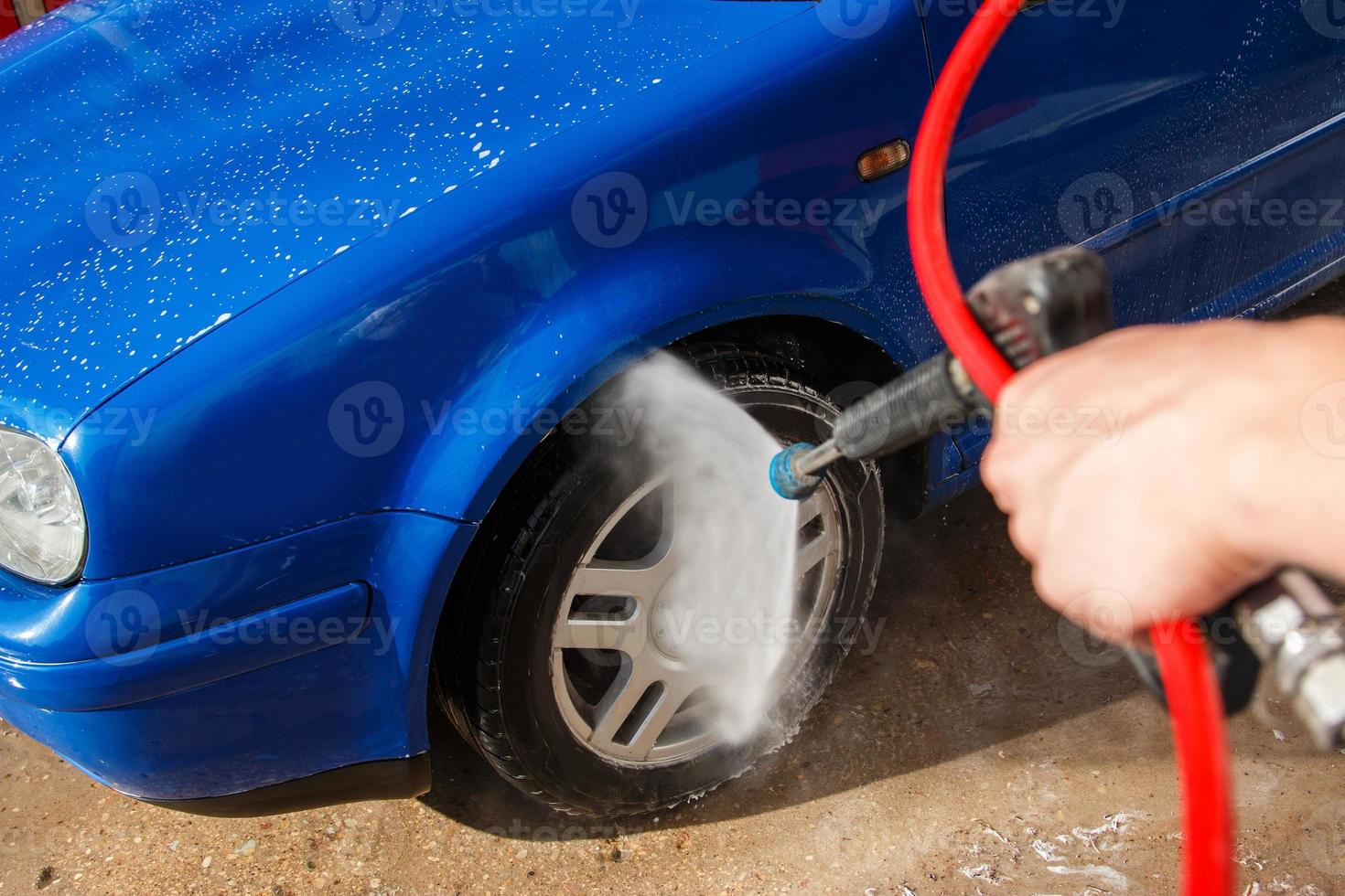 carro azul em uma lavagem de carro foto