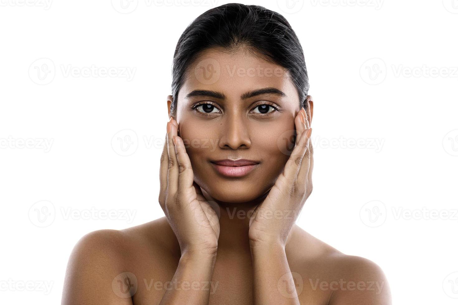 jovem e bela mulher indiana com uma pele lisa foto
