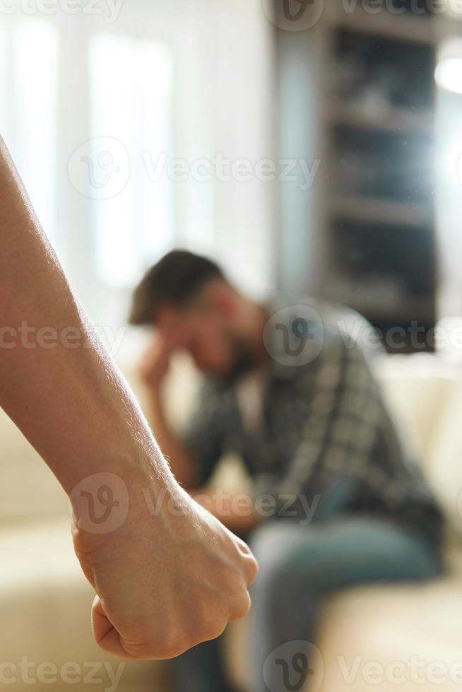 punho feminino e homem vítima de violência doméstica. foto