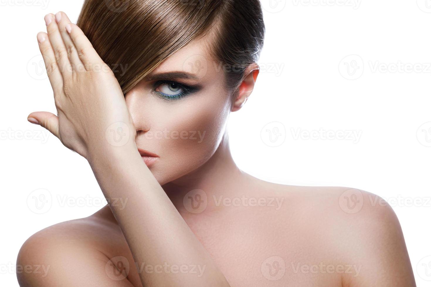 modelo sexy em imagem elegante com cabelo liso cobrindo um olho e lindas sombras verdes em outro foto