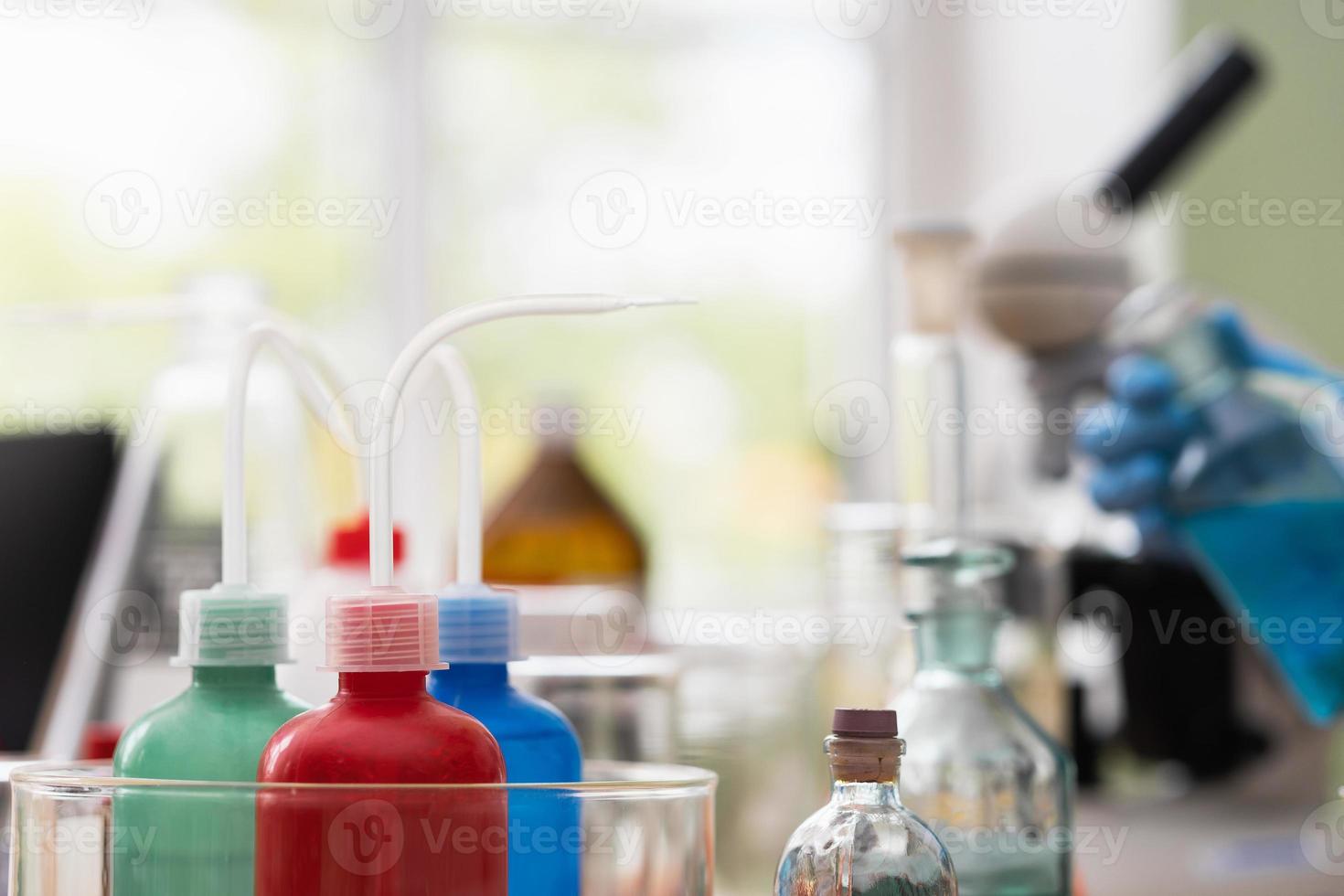 garrafas de plástico com bicos em um laboratório foto