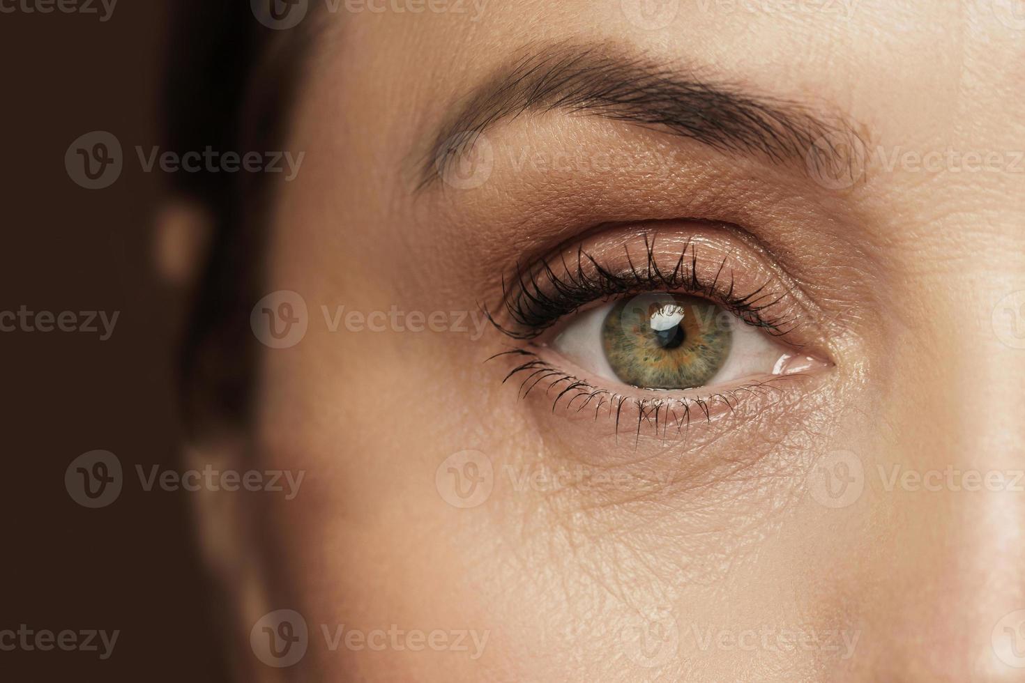 olho feminino envelhecido com pele enrugada foto