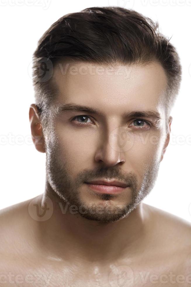 retrato de jovem bonito com rosto molhado foto