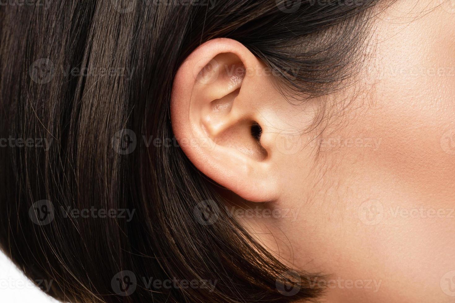 close-up vista da orelha feminina caucasiana foto