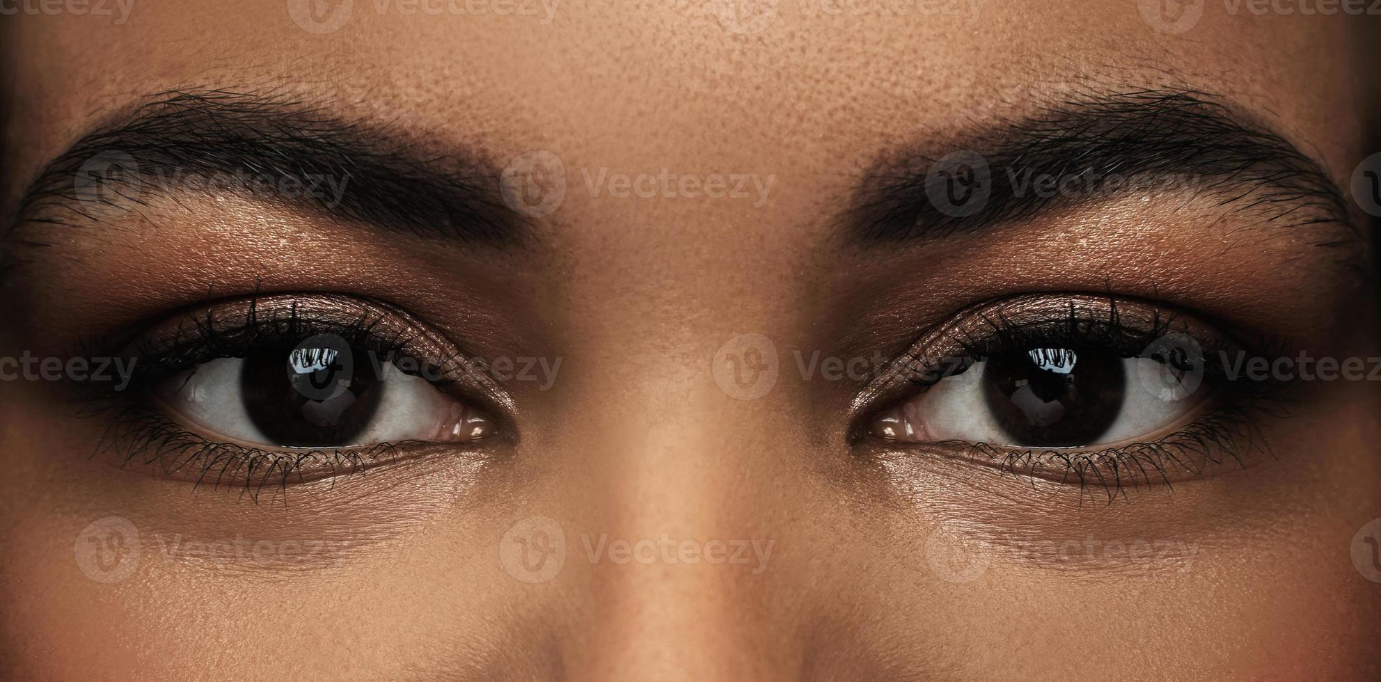 rosto de mulher negra com lindos olhos castanhos foto