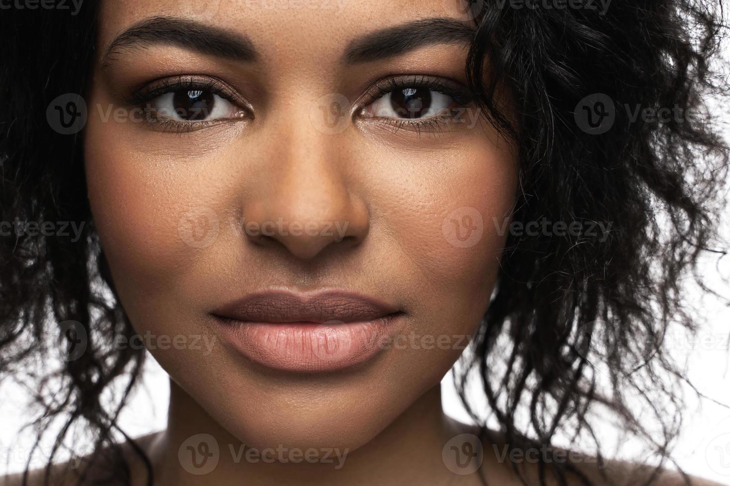 jovem linda mulher negra com pele lisa foto