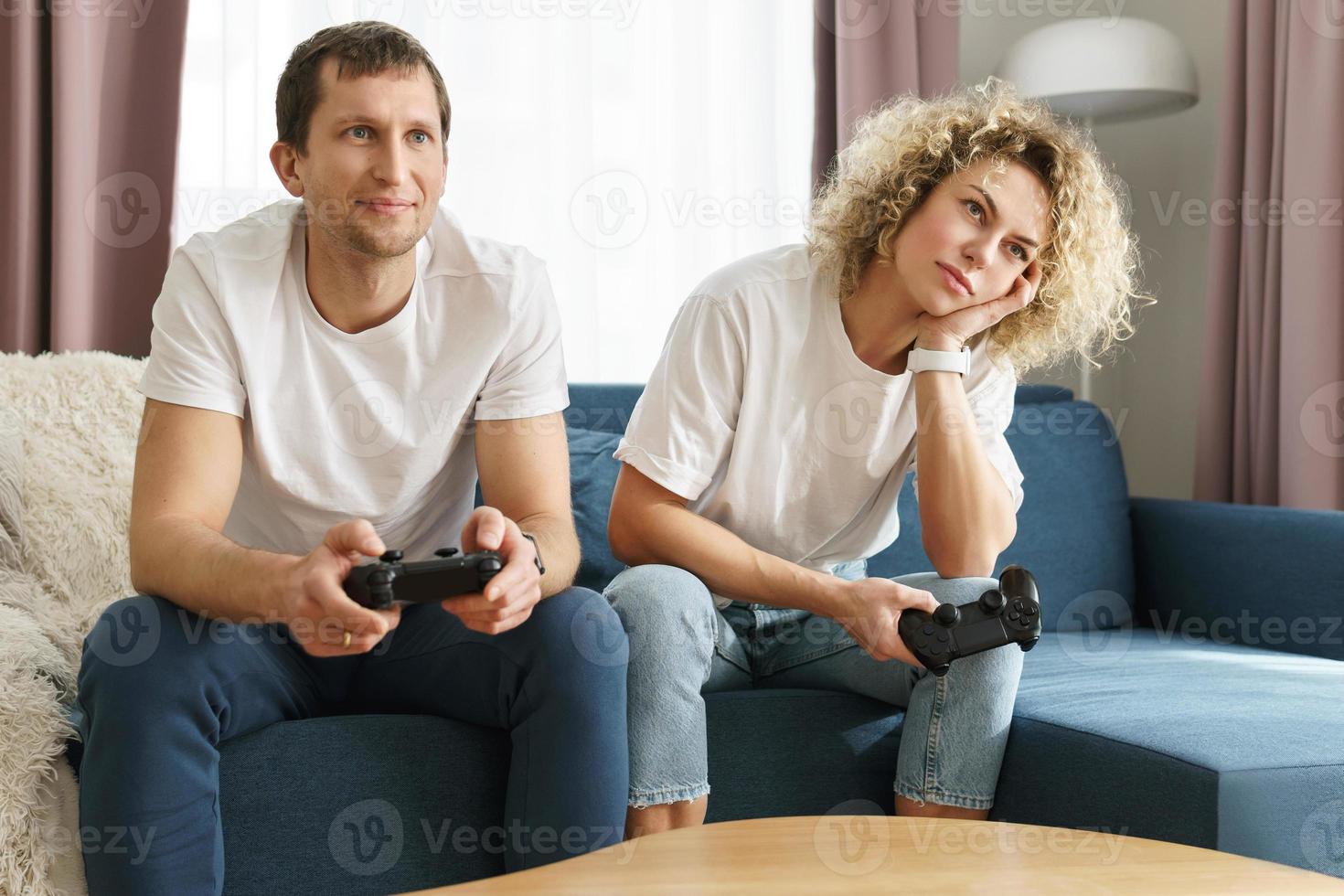 casal com gamepads está jogando console de videogame foto