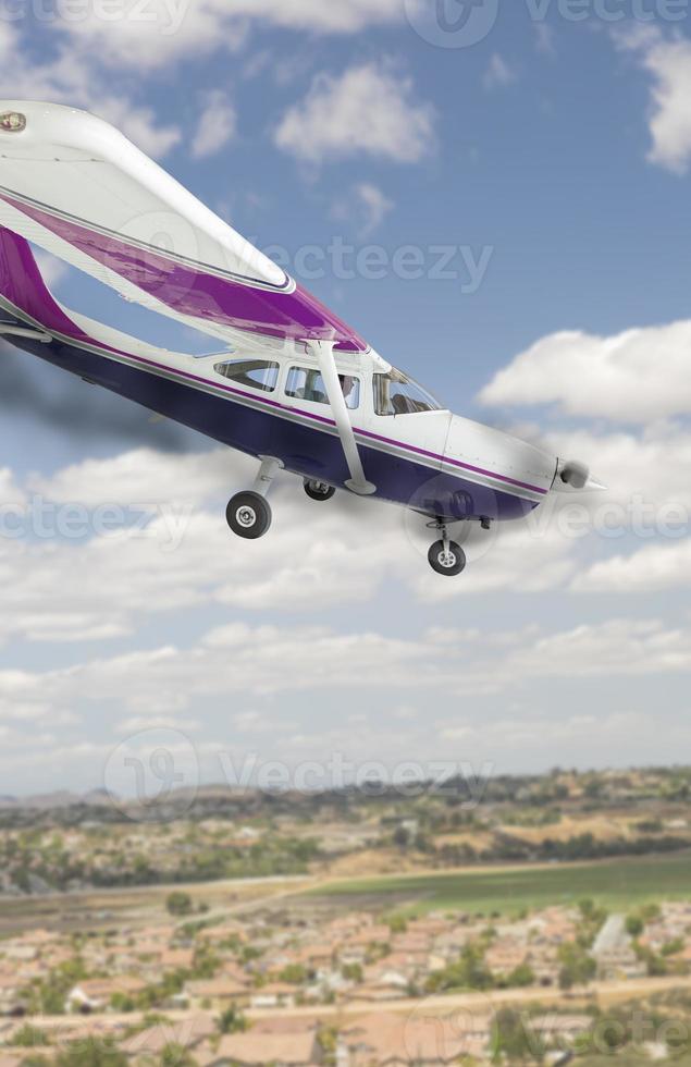 cessna 172 com fumaça saindo do motor descendo foto