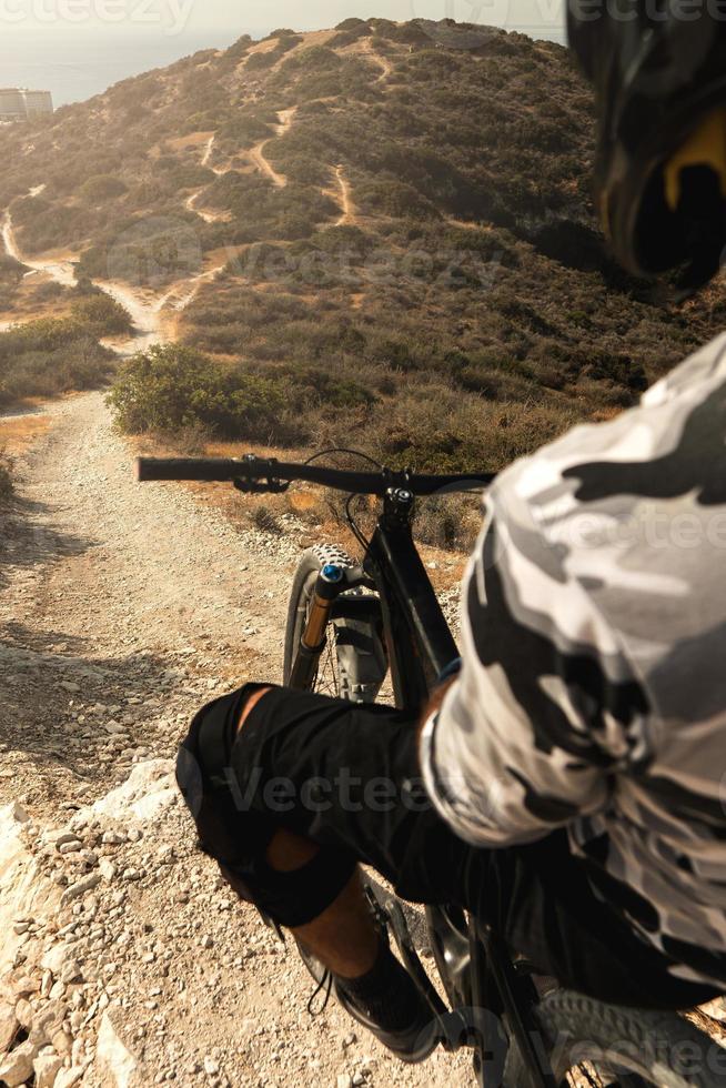 piloto de bicicleta mtb durante descida em sua bicicleta nas montanhas foto