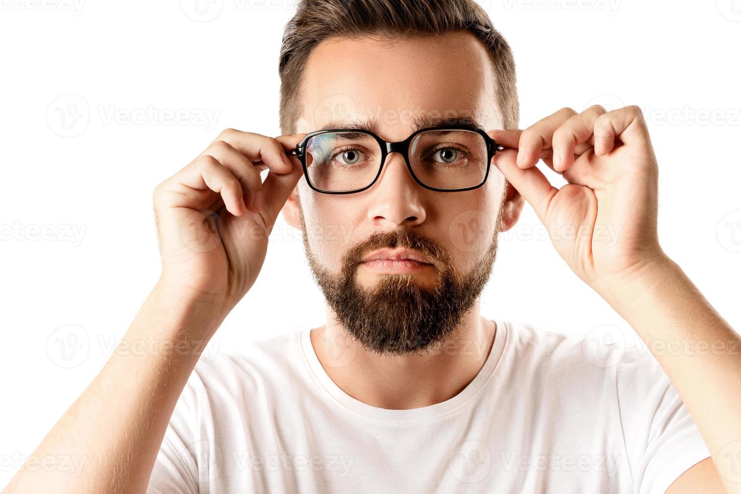 jovem e bonito homem barbudo usando óculos foto