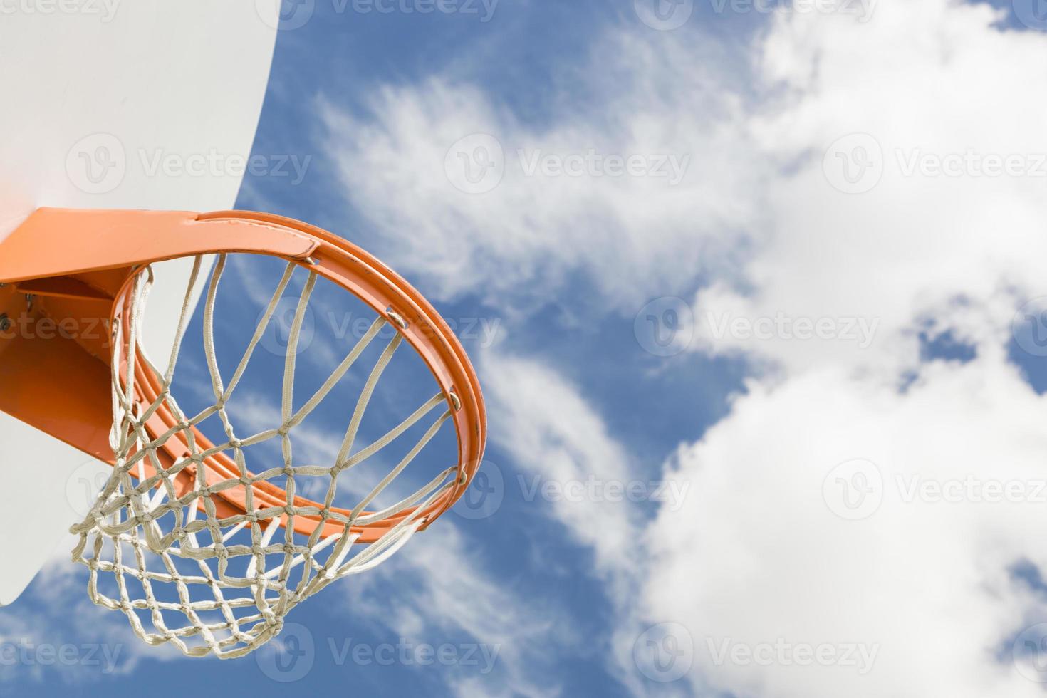 resumo da cesta e rede de basquete comunitário foto