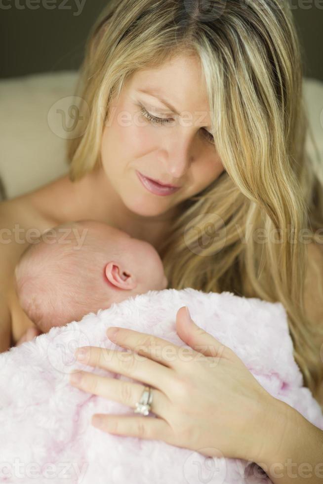 jovem linda mãe segurando seu precioso bebê recém-nascido foto