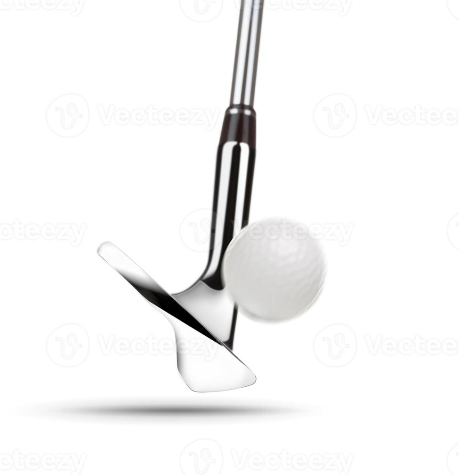 taco de golfe cromado cunha ferro batendo bola de golfe no fundo branco foto
