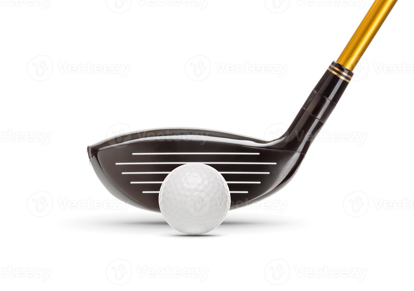 clube de golfe de madeira fairway e bola de golfe em fundo branco foto