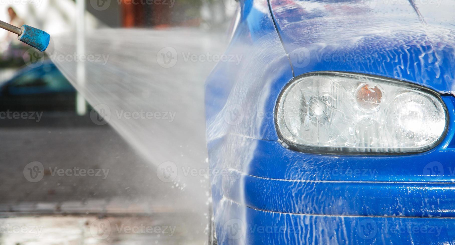 carro azul em uma lavagem de carro foto