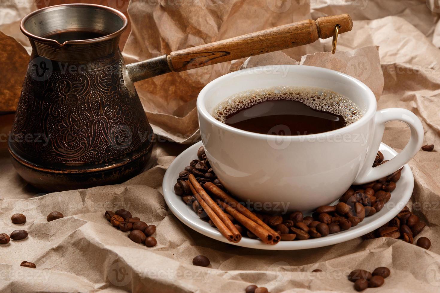 xícara de café e cezve para café turco foto