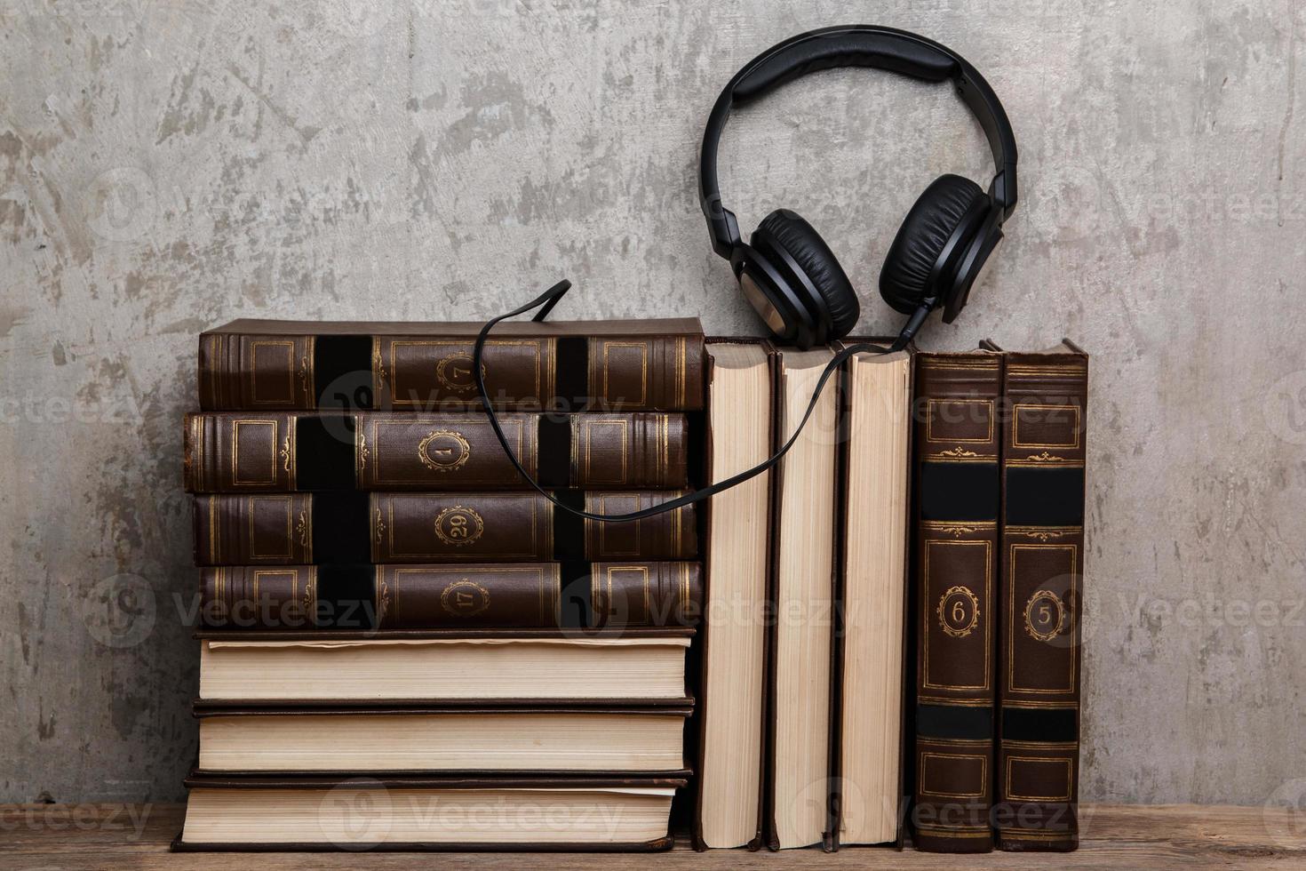 conceito de audiolivros com livros e fone de ouvido foto