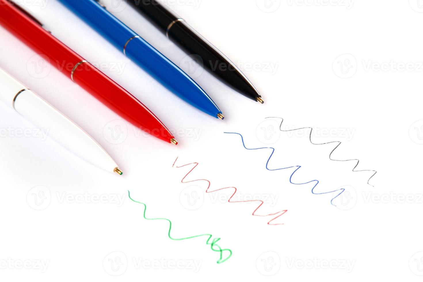 canetas esferográficas de cores diferentes foto