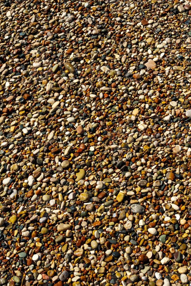 fundo de pedras de seixos na praia foto