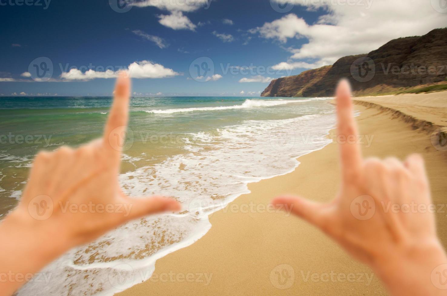 mãos emoldurando a praia de polihale, kauai foto