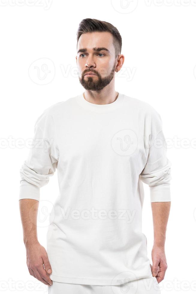 homem bonito vestindo camiseta branca de manga comprida com espaço vazio para design foto