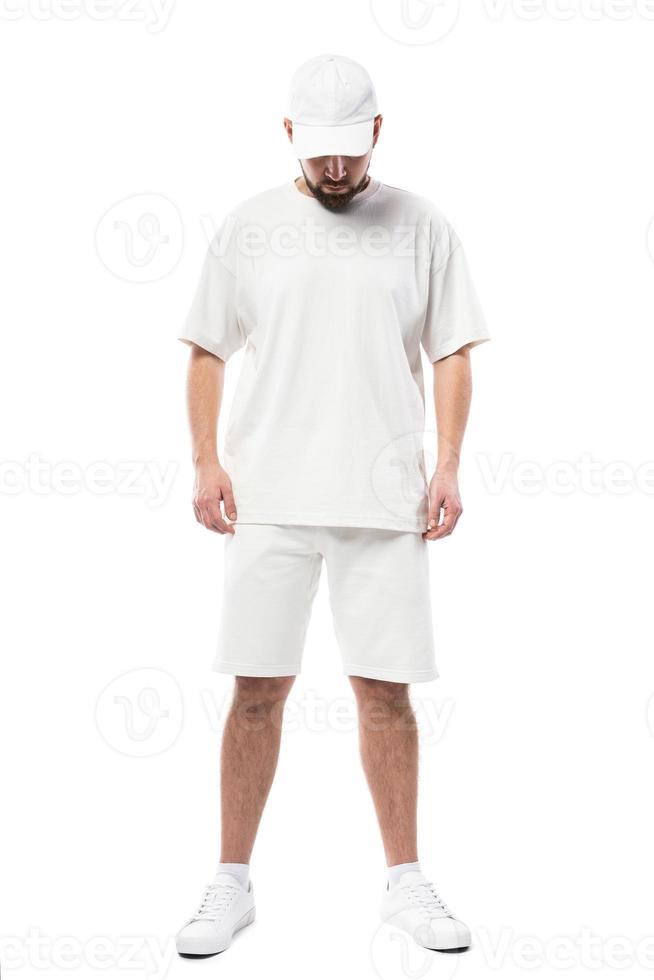 homem vestindo boné branco em branco, camiseta e shorts em fundo branco foto