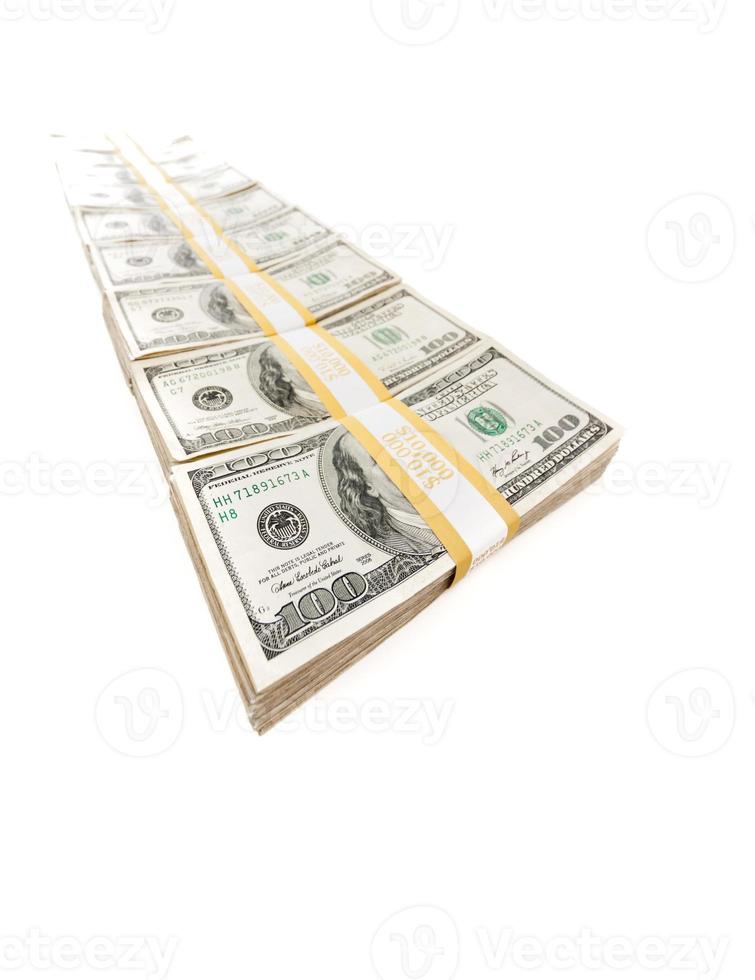 linha de pilhas de notas de cem dólares isoladas em um fundo branco foto