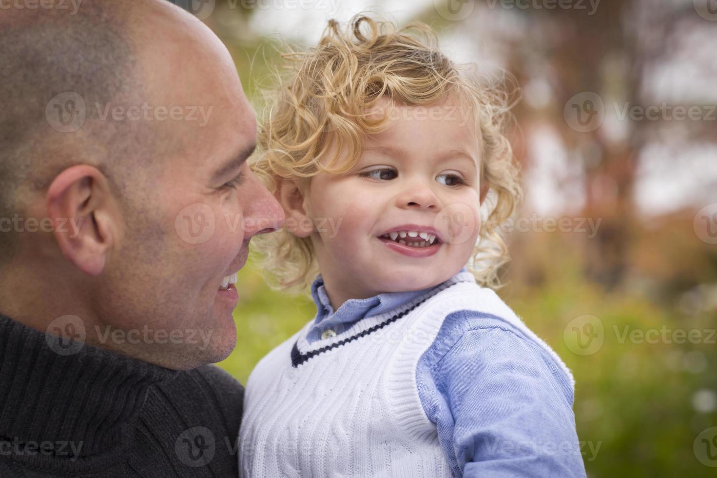 bonito pai e filho no parque foto