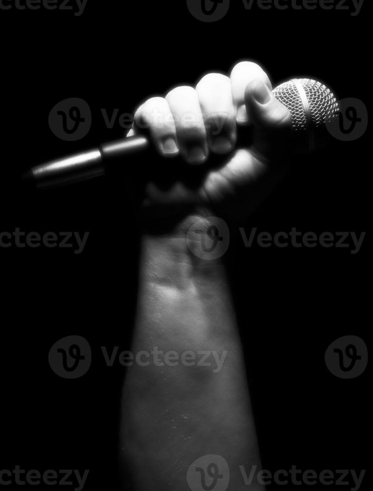 microfone vertical em escala de cinza em punho foto