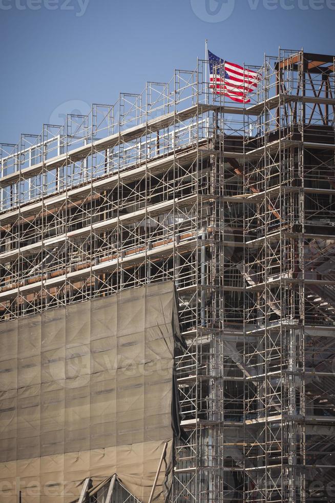 bandeira americana voando em cima da nova construção civil foto