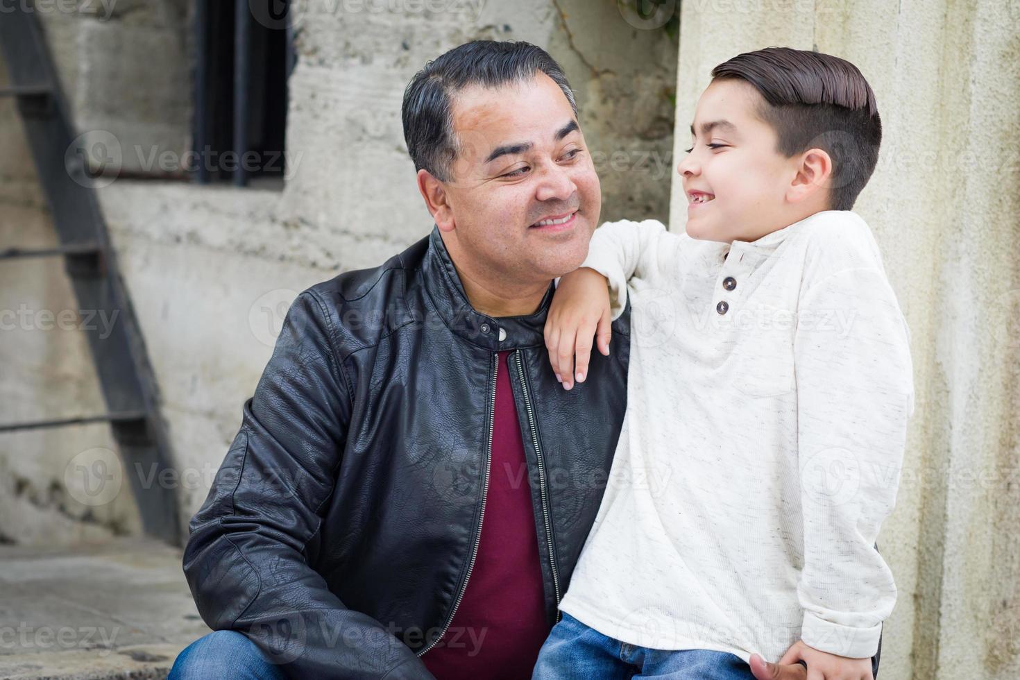 retrato de pai e filho hispânico e caucasiano de raça mista foto