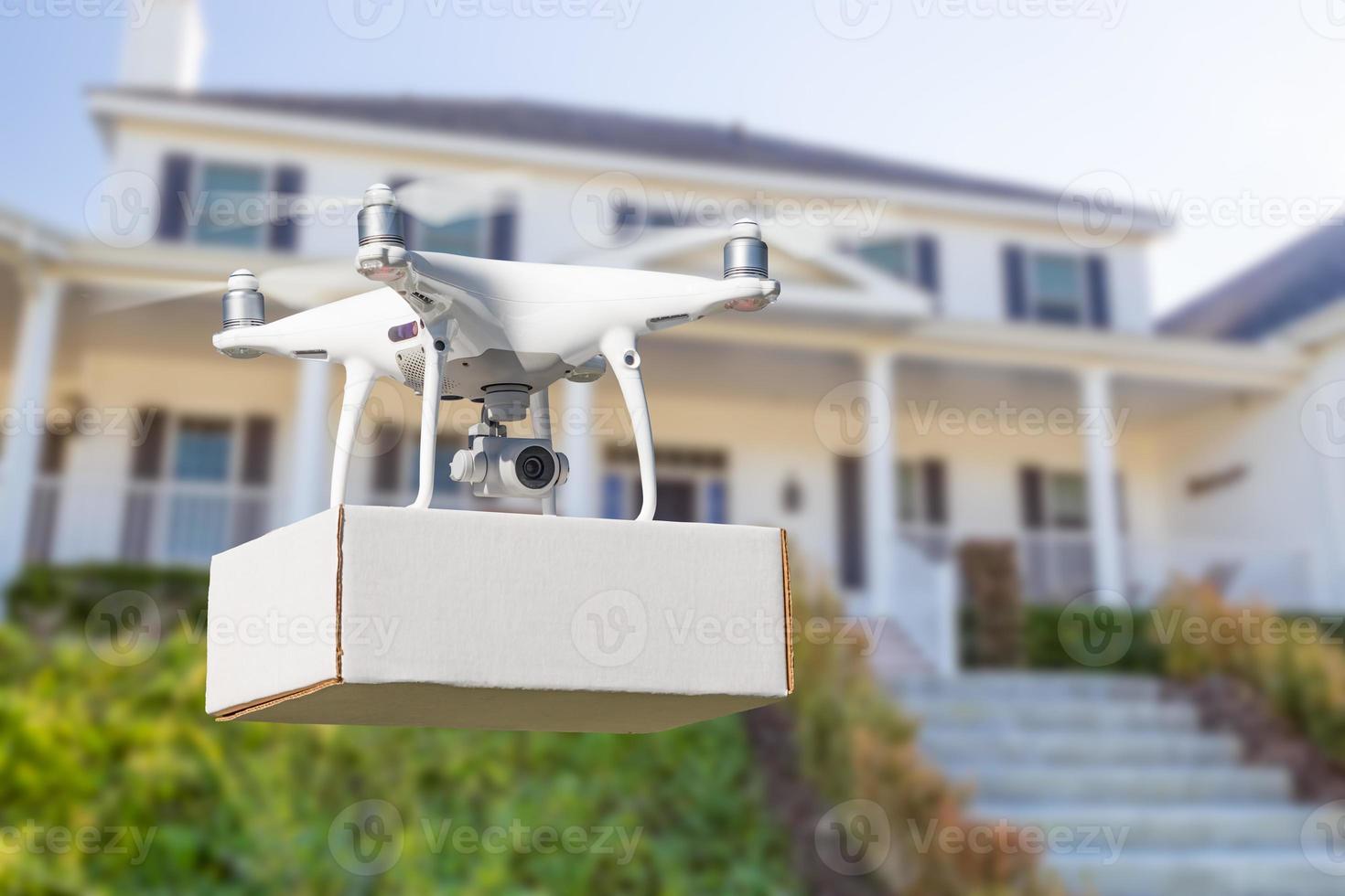 drone quadcopter de sistema de aeronave não tripulada entregando pacote em casa foto