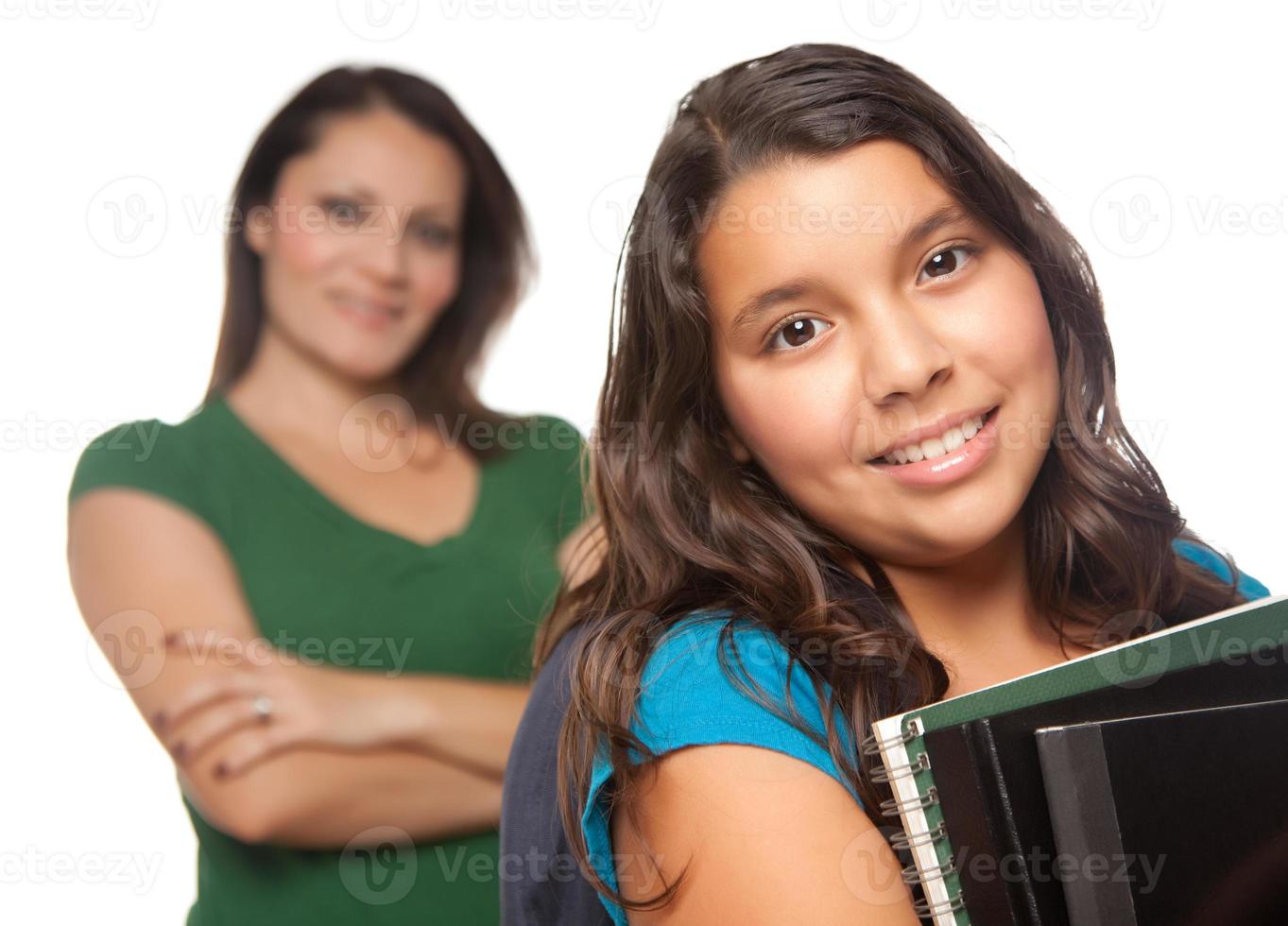 mãe hispânica e filha pronta para a escola foto