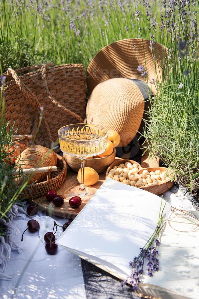 piquenique de verão em um campo de lavanda foto