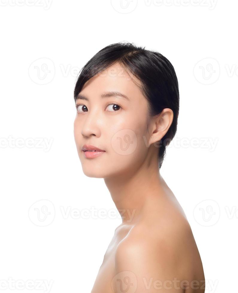 retrato da bela jovem mulher asiática limpo conceito de pele nua fresca com traçado de recorte. menina asiática beleza rosto skincare e saúde bem-estar, tratamento facial, pele perfeita. foto
