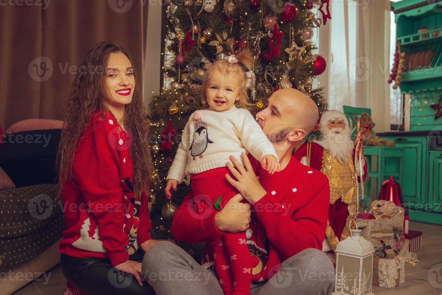 foto horizontal da jovem família com a filha comemora o ano novo e o natal juntos em casa