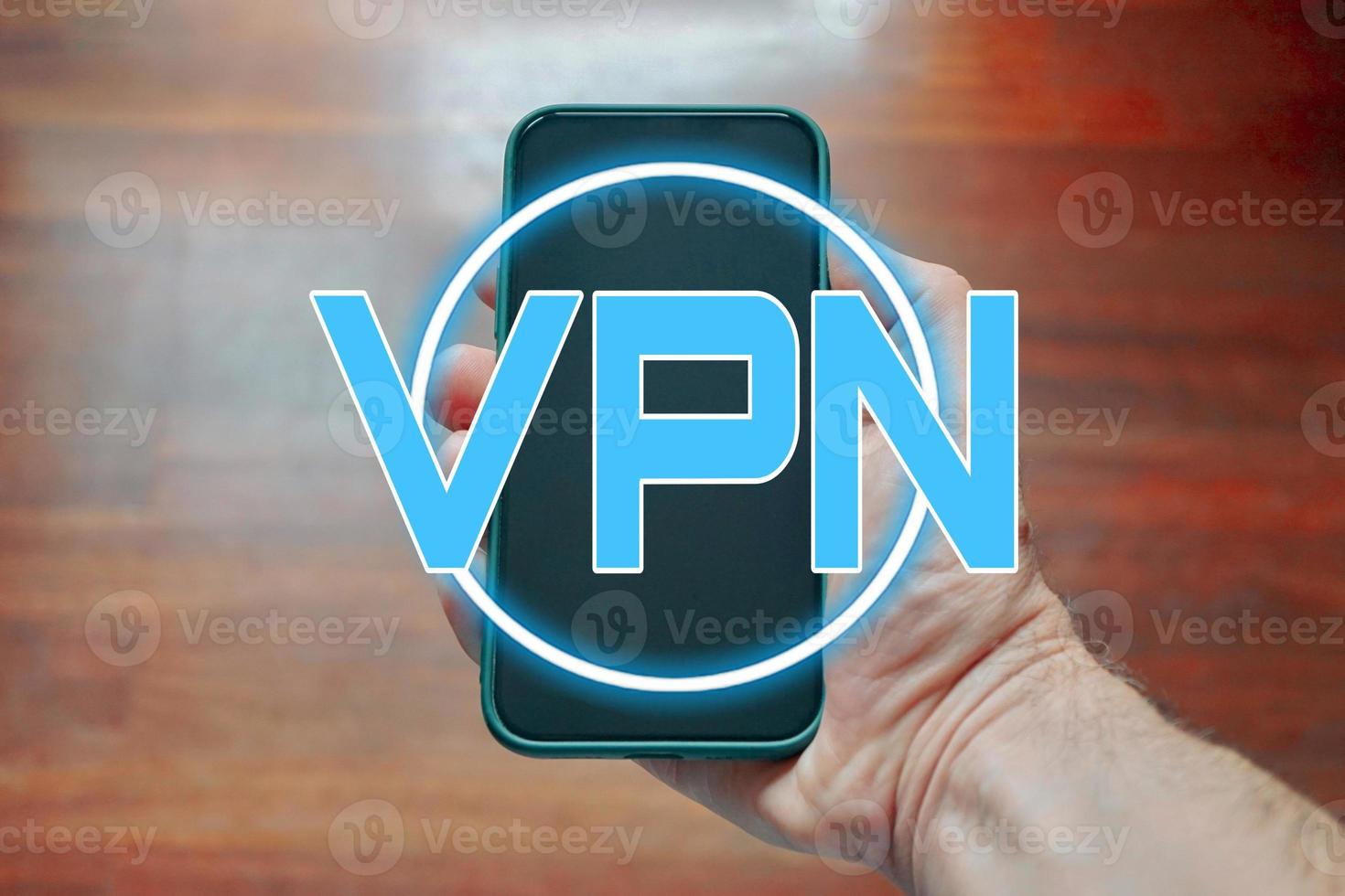 mão segurando um smartphone com ícone vpn foto