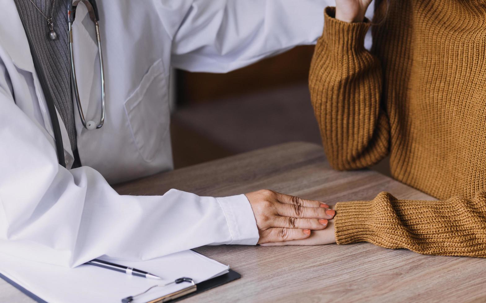 serviço de enfermagem domiciliar e atendimento cardiológico ao idoso. close-up da jovem médica hispânica enfermeira verificar homem caucasiano maduro batimento cardíaco paciente usando estetoscópio durante a visita foto