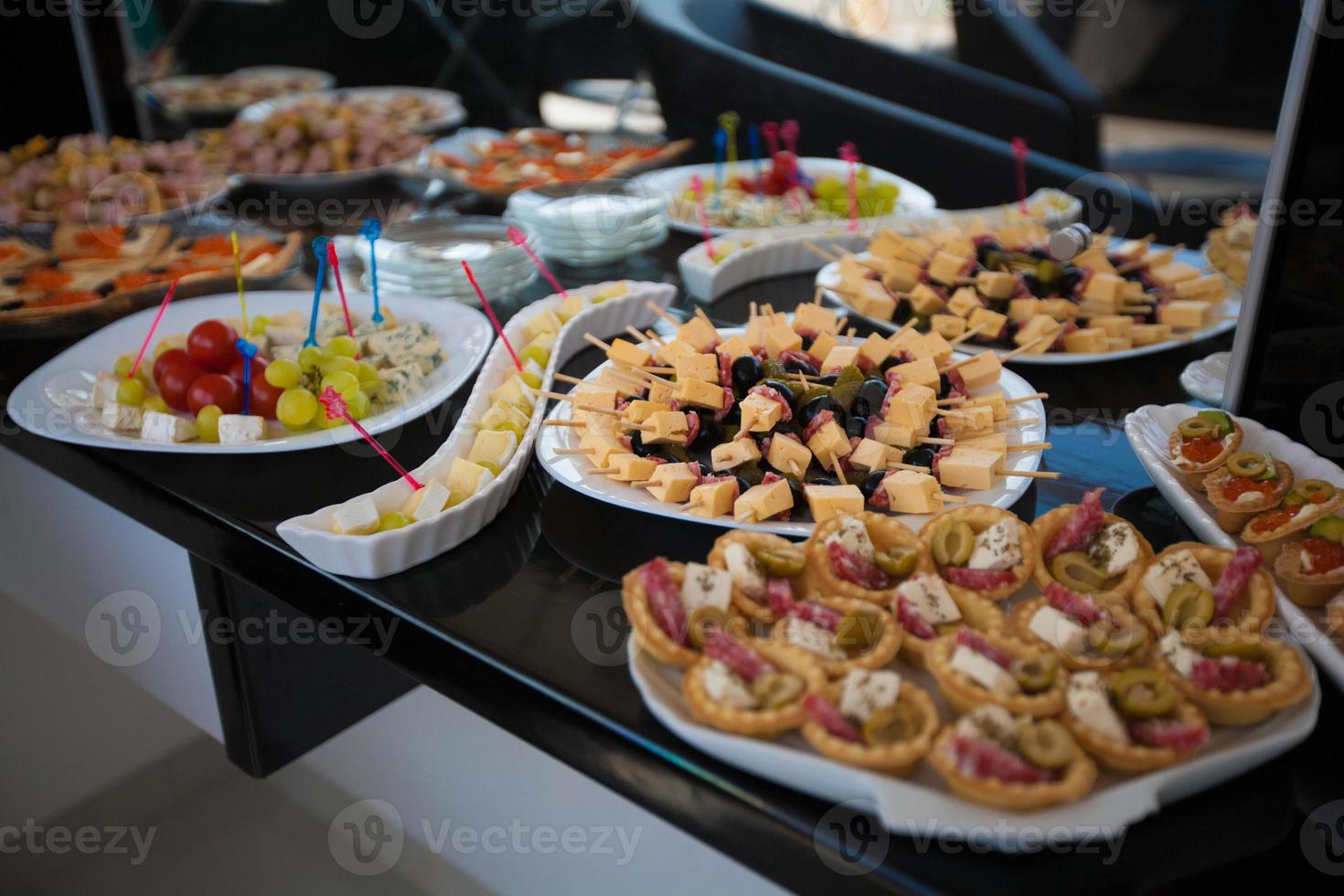 deliciosos petiscos de férias na mesa, a comida é gourmet foto