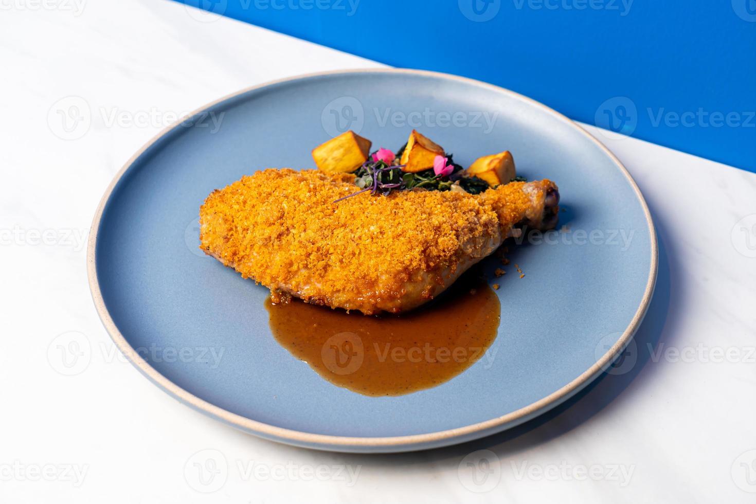 coxa de frango frita com legumes e molho foto