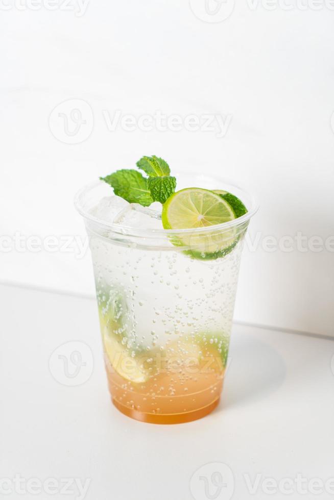 virgem mojito com limão em vidro foto