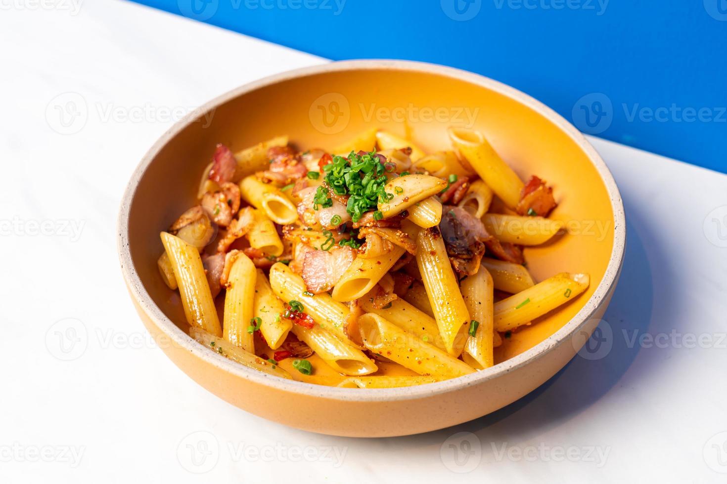 macarrão penne com alho pimenta bacon foto