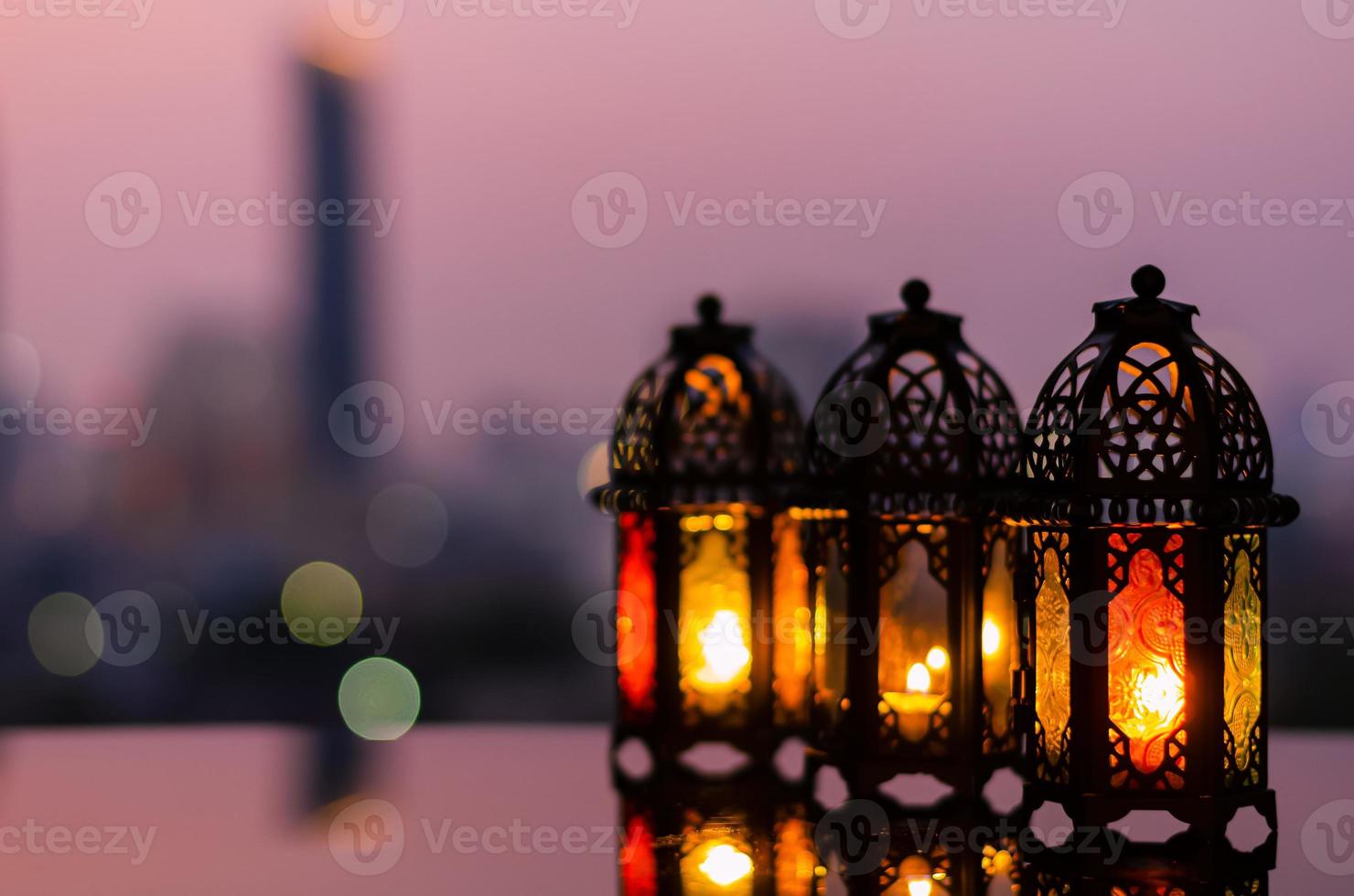 lanternas com céu crepúsculo e fundo claro de bokeh da cidade para a festa muçulmana do mês sagrado do ramadã kareem. foto