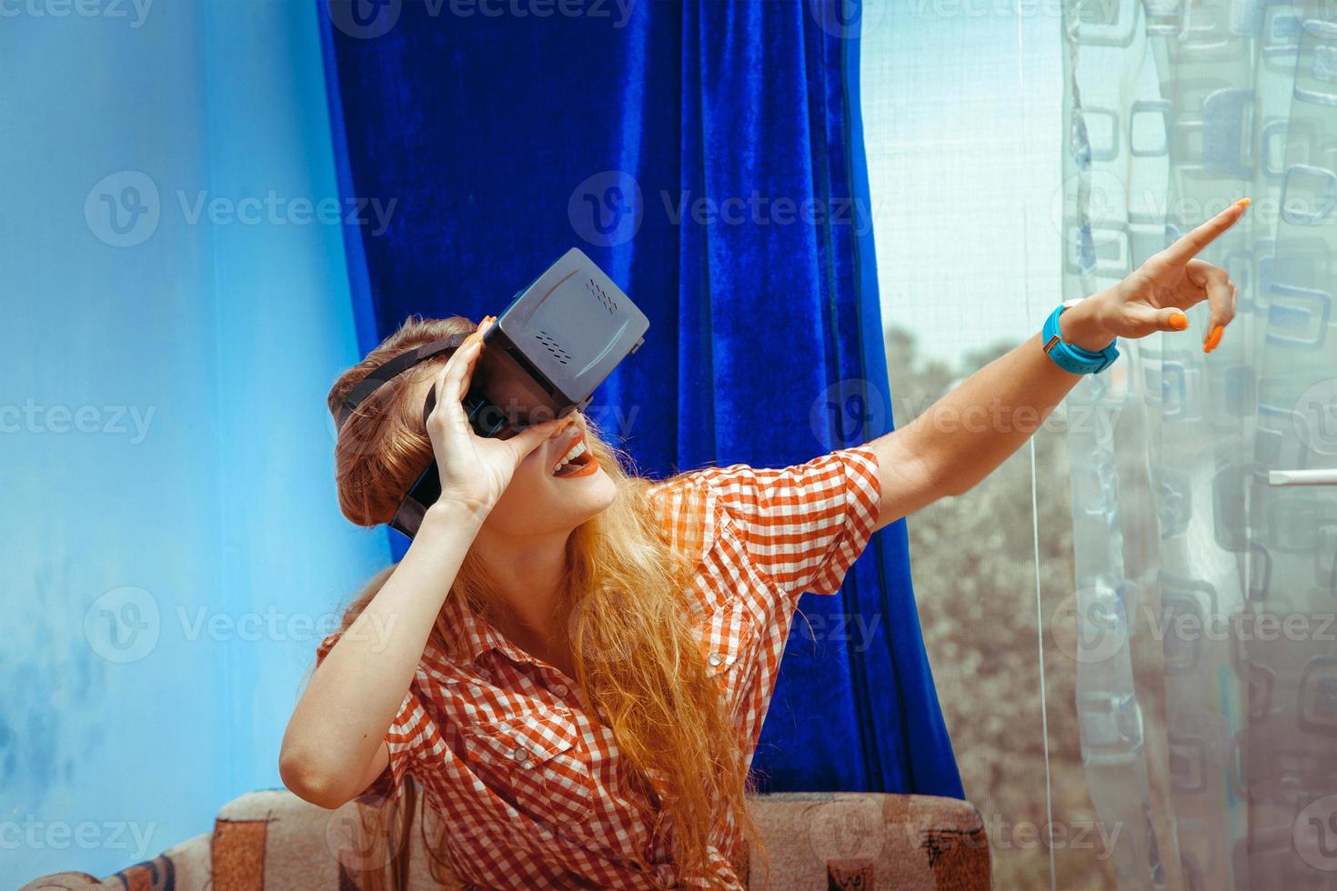 mulher no capacete de realidade virtual foto