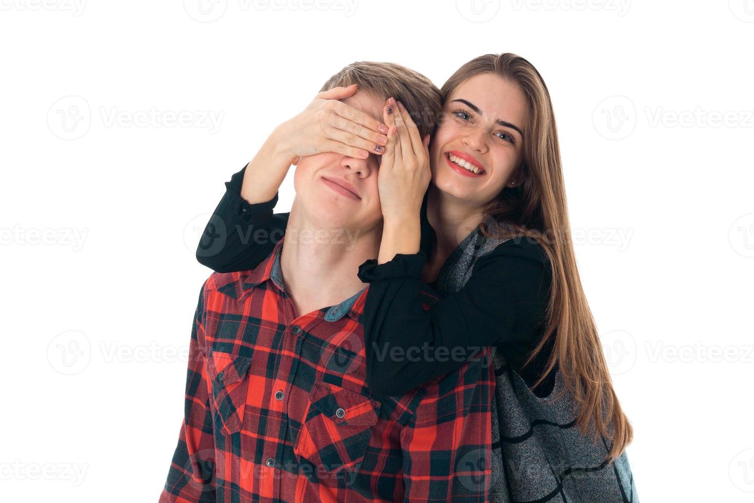 elegante casal apaixonado em estúdio foto