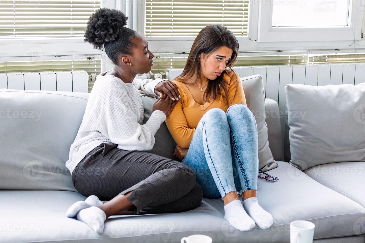 duas mulheres conversando sobre problemas em casa. consolo de amizade e cuidado, garota infeliz apoia a namorada, copie o espaço foto